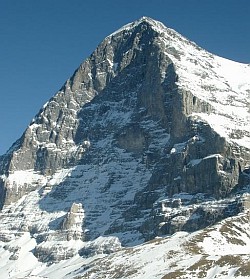 Eigernordwand, gleich hoch wie das Stadion Víctor Agustín Ugarte