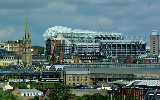 St. James' Park, im Vordergrund der Bahnhof St. James' Park, im Vordergrund der Bahnhof