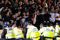 Fans von Manchester United und die Polizei