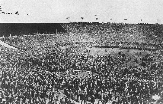 Menschenmassen auf dem Spielfeld, FA Cup Final 1923